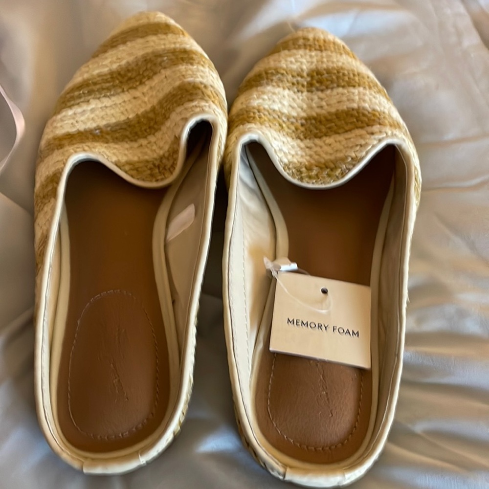 Universal Thread “Violet” Mules Size 7 Women’s Tan and Ivory Slip On Woven Flats